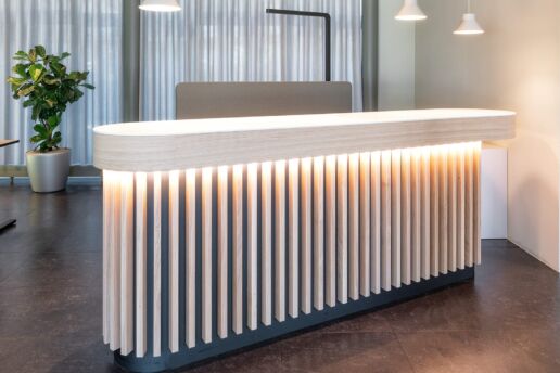 Empfangstheke mit massiven Eichen-Lamellen