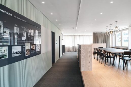 Wandverkleidung aus Akustikplatten mit feinen Lamellen in Linoleum