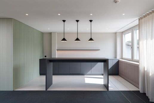 Stehtisch und Küche in Fenix NTM Anthrazit