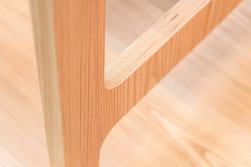 Detail Stehtisch Surface in Ulme Furnier