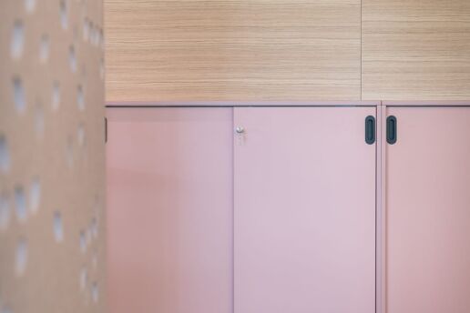 Schiebetürschränke in Kunstharz pink