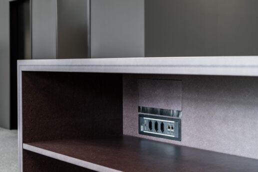 Detail Sideboard in MDF durchgefärbt, Farbe Aubergine