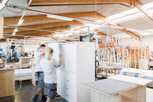 Teamarbeit bei der Endmontage von Möbeln